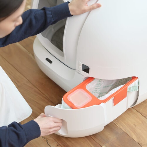 PETKIT Pura Max2_ゴミ袋の交換時の様子