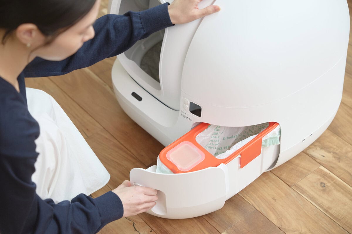 PETKIT Pura Max2_ゴミ袋の交換時の様子