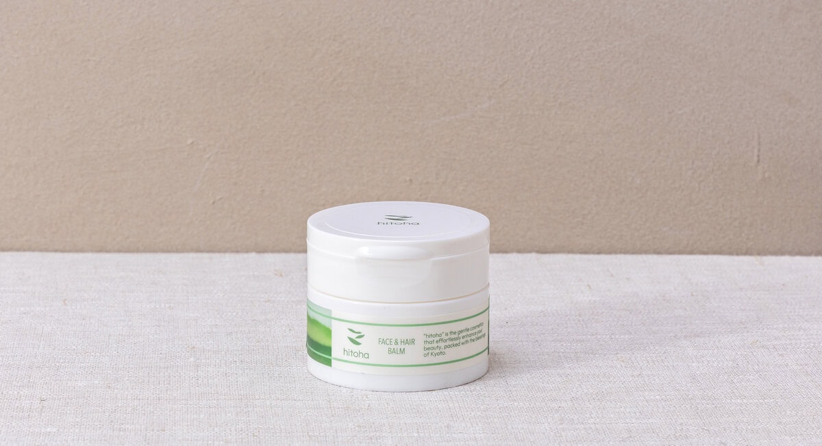 乾燥が気になる部分にhitohaフェイス&ヘアーバームを。