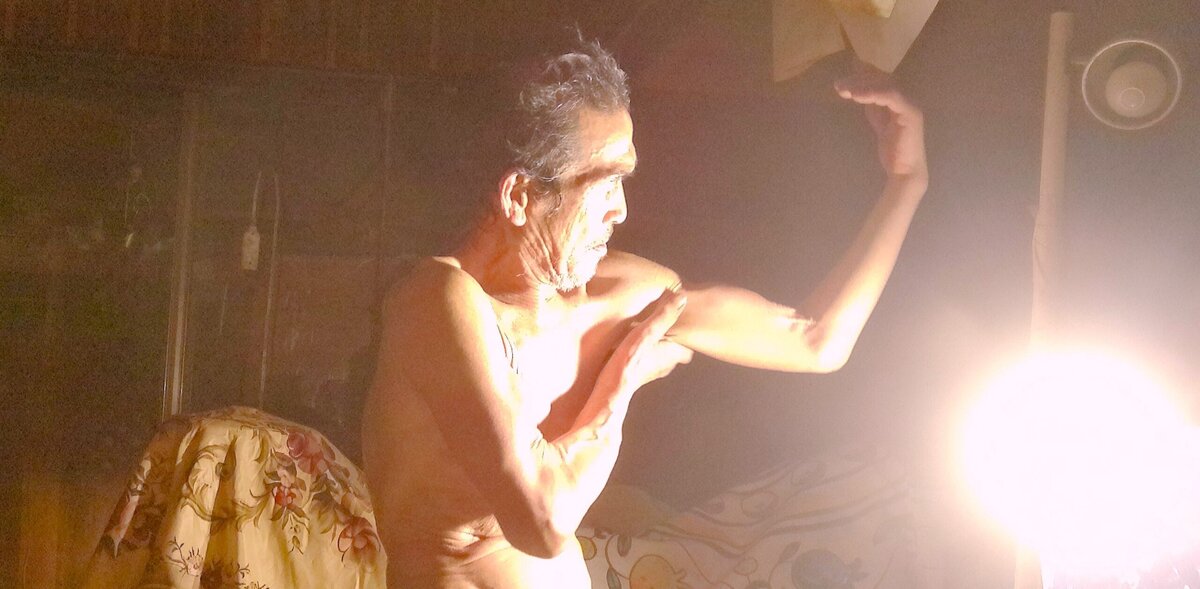 僕は熱い風呂でじっくり体を暖めた後、全身にクリームを塗りたくる。その消費量はかなりで、ストックしてある安物クリームがたちまちにして底をつく