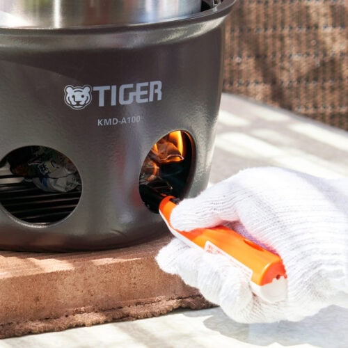 タイガー魔法瓶の魔法のかまどごはんは手前で燃やして炎はなべに当てていただくるのが、おいしく炊けるコツ