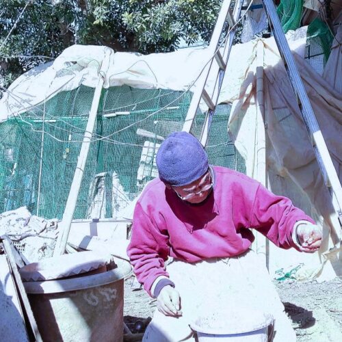 手の5本の指がどこもかしこもヒビ割れ。靴下を履くのも、新聞をめくるのも、不便だけでなく、痛みを伴う