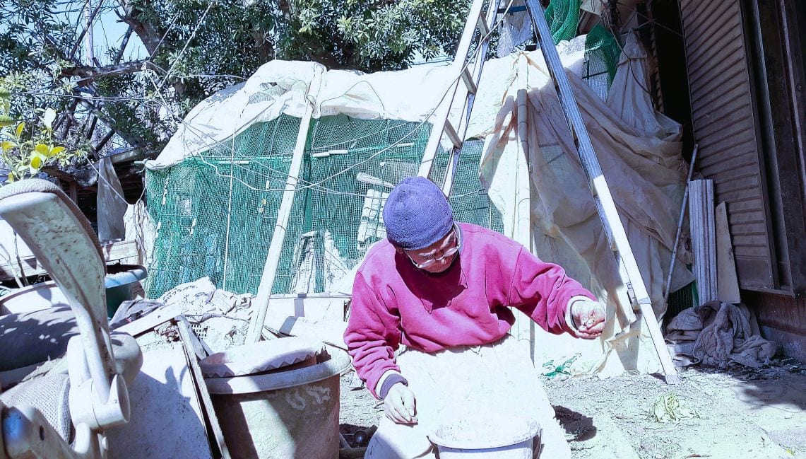 手の5本の指がどこもかしこもヒビ割れ。靴下を履くのも、新聞をめくるのも、不便だけでなく、痛みを伴う