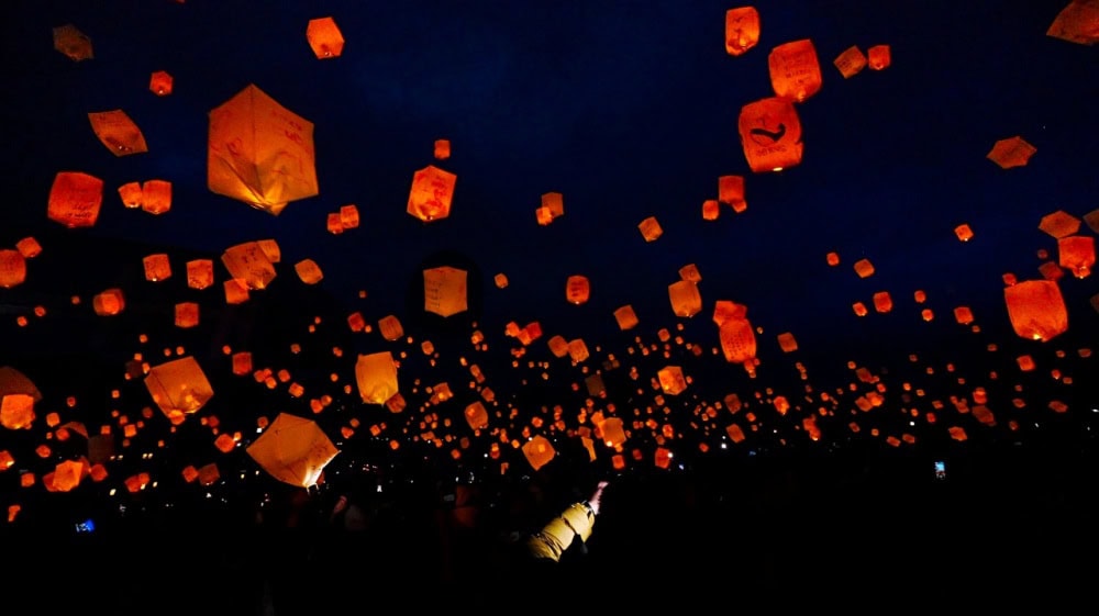 桜色のランタン約250基が夜空を彩るふくい桜まつりのランタンナイト