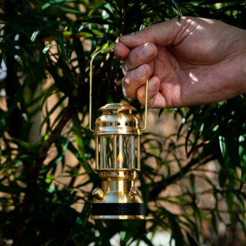 漆黒の夜を味方につける。田舎暮らしを豊かにする「灯りの使い分け」ノウハウ