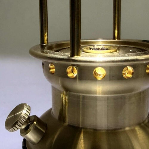 真鍮製ランタン「まほろば」の底部調整ノブと通気孔、そして上部の芯と五徳部分のクローズアップ。